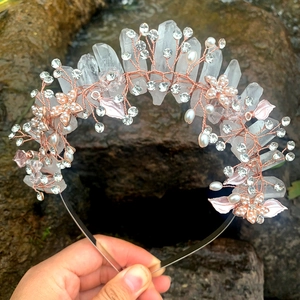 Detail eines Kristall Braut-Haarreifens mit weißen Perlen, Strass und rosa Metallblätter