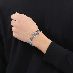 Bracciale a catena argento con teschi e chiusura a levetta in cristallo sul polso