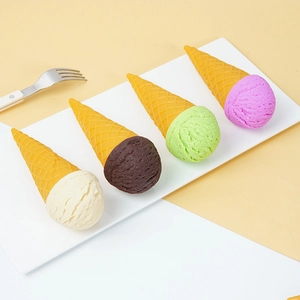 Coni gelato artificiali realistici in vari colori per oggetti di scena del negozio