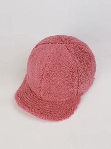 Dettaglio della trama in lana sherpa e cuciture a sei pannelli del cappellino rosa