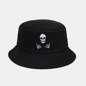 Détail de la broderie crâne blanc sur un bob en coton noir de style urbain