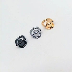 Detalle de remaches con anillo en D en acabados metálicos oro, plata y negro