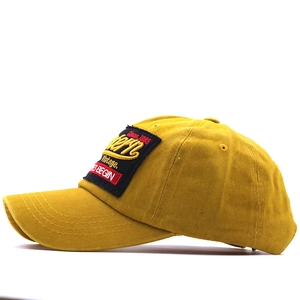 Dettaglio del ricamo vintage su un cappello da sole in cotone giallo per viaggi