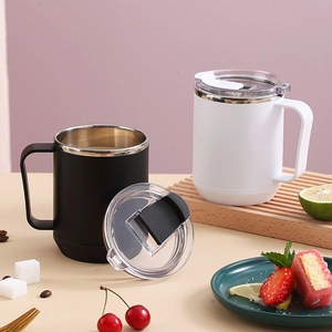 Mugs isothermes en acier inoxydable 304 noir et blanc avec couvercles sur table