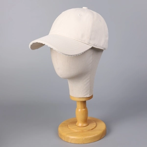 Détail de la casquette de baseball en coton crème avec bord en dentelle sur mannequin