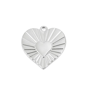 Vue détaillée d'un pendentif cœur argenté avec texture rayonnante en acier inoxydable