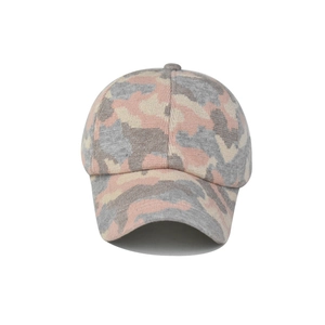 Detail einer Camouflage-Strickmütze für Pferdeschwanz in Rosa und Grau, warm gefüttert