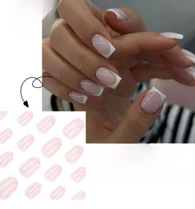 Gros plan d'ongles adhésifs rose nude avec french manucure blanche classique de forme carrée