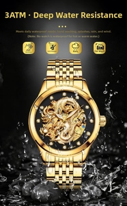 Détail du cadran à motif de dragon avec index en zircone sur montre mécanique dorée