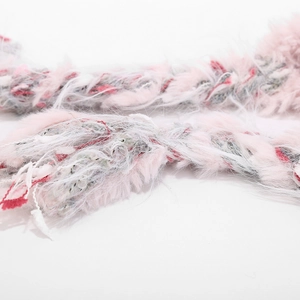 Gros plan sur la maille pelucheuse rose et grise de la tuque d'hiver avec cache-oreilles
