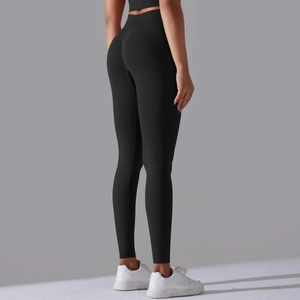Detailansicht der schwarzen High-Waist-Yogahose mit Po-Lifting-Naht und mattem Stoffgewebe