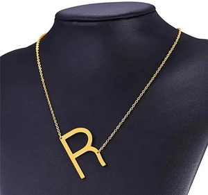 Détail d'un collier en acier inoxydable 18K avec un pendentif en forme de lettre R majuscule