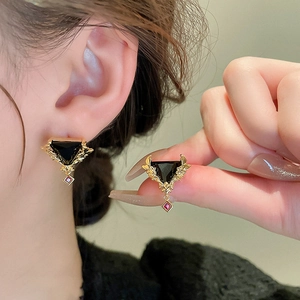 Boucles d'oreilles vintage dorées avec zircon noir et gouttes de cristal rouge chic