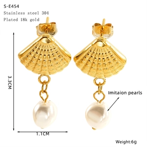 Detail of 18K gold plated stainless steel scallop earrings with pearl drop and dimensions