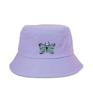 Détail de la broderie papillon bleu sur chapeau bob violet clair avec large bord
