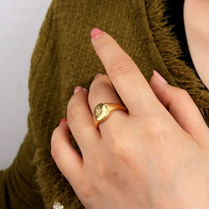 Bague chevalière rétro en acier inoxydable plaqué or 18K avec scorpion gravé au doigt