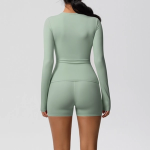 Vue arrière d'un ensemble de yoga vert sauge sans couture avec manches longues et short