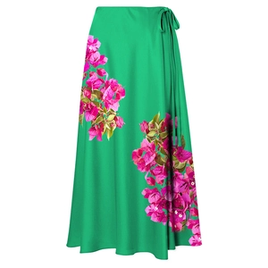 Détail de la jupe longue portefeuille vert émeraude avec imprimé fleuri bougainvillier