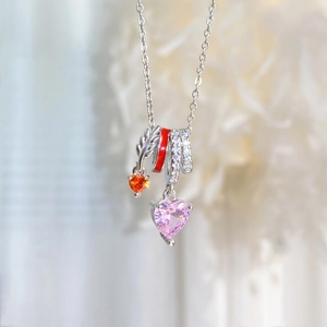 Dettaglio macro della collana cuore argento con pendente in zircone rosa e smalto