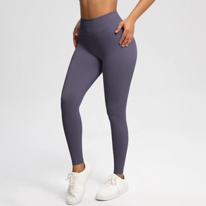 Nahaufnahme der nahtlosen High-Waist-Yogahose in Dunkelgrau-Violett mit figurbetontem Design