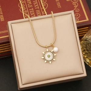 Collier chaîne serpent dorée avec pendentif soleil, nacre et pierre précieuse verte
