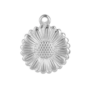 Vue détaillée du pendentif tournesol en acier inoxydable argenté avec texture polie