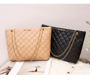 Sacs cabas matelassés noir et beige avec bandoulières en chaîne dorée et logo