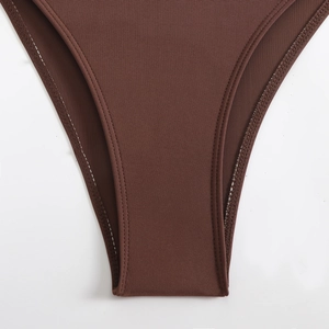 Gros plan du bas de bikini marron montrant la texture en maille et les doubles coutures