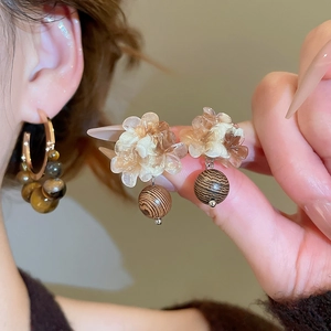 Détails des boucles d'oreilles vintage avec fleurs en résine et perles en bois