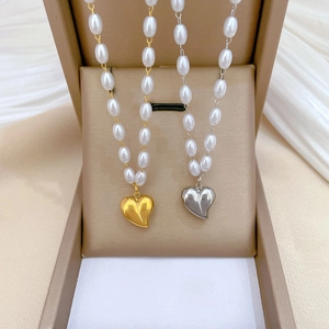 Colliers de perles blanches avec pendentifs cœur doré et argenté en écrin