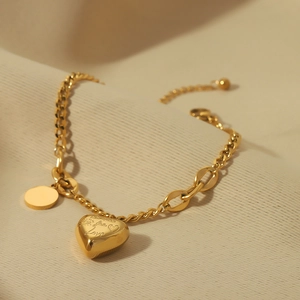 Goldenes Edelstahl-Herzarmband mit Love-Gravur und unregelmäßigen Kettengliedern für Damen