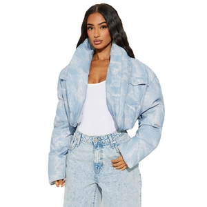 Veste courte matelassée bleu clair pour femme avec motif nuage et grand col châle