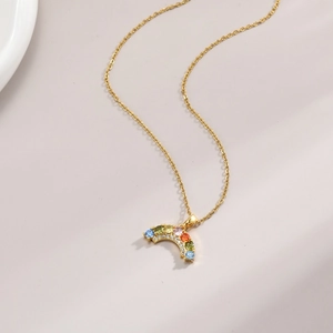 Collier chic en acier titane doré avec pendentif arc-en-ciel en zircon multicolore