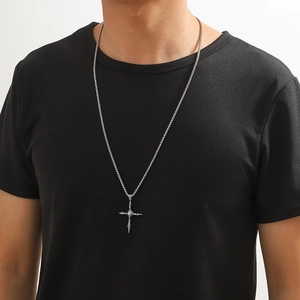 Pendentif croix gothique pour homme avec chaîne box, porté sur un t-shirt noir