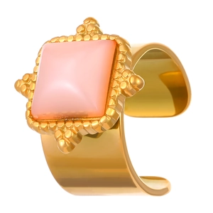 Detailopname van vintage 18K gouden ring met een vierkante roze edelsteen en sierlijke rand