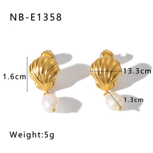 Detailed view of gold scallop pearl earrings with precise 1.6cm size and weight specs