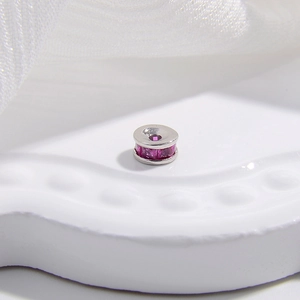 Dettaglio del distanziatore in argento con zirconi rosa incastonati a mano