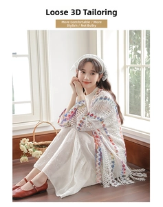 Dettaglio del cardigan in maglia boho con frange colorate e trama all'uncinetto traforata