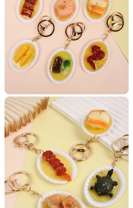 Dettaglio di portachiavi a forma di cibo in miniatura con modelli realistici su piattini
