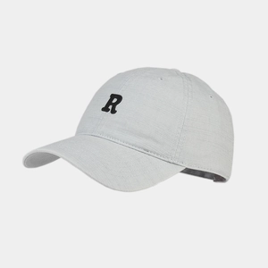 Detail der grauen Baseballkappe mit R-Stickerei und strukturiertem Ripstop-Gewebe