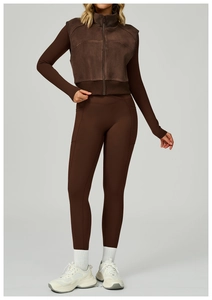 Détail d'un legging de sport marron foncé à taille haute avec poche latérale pratique