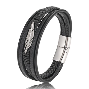 Mehrlagiges Lederarmband in Schwarz mit silbernem Feder-Anhänger und Magnetverschluss