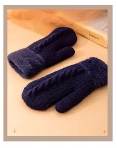 Dettaglio dei guanti a manopola blu navy con trama a trecce e polsini in pelliccia