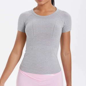 Dettaglio della trama mesh traspirante sulla t-shirt sportiva grigia a maniche corte