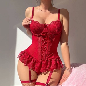 Ensemble lingerie body en dentelle rouge sexy avec bonnets transparents et jarretelles