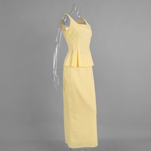 Détail du haut à basque jaune clair et de la jupe longue droite en mélange coton-lin
