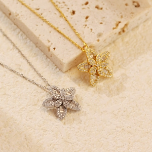 Elegante set di collane con fiori in oro e argento con zirconi a taglio baguette e pavé