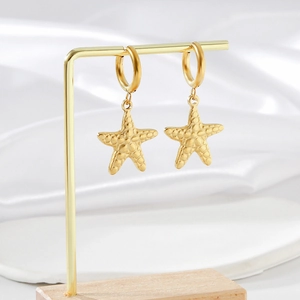 Boucles d'oreilles créoles en acier doré avec pendentifs étoile de mer à texture fine