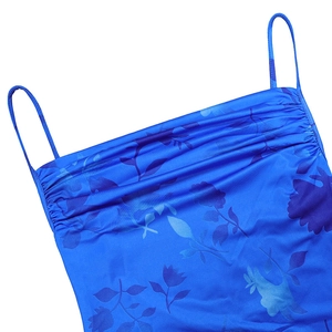 Gros plan d'une robe en satin bleu avec motifs floraux et détails de cordon de serrage froncé