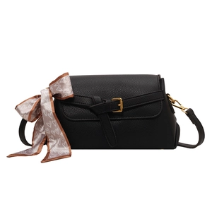 Sac bandoulière en cuir noir avec boucle dorée et détail de foulard en soie à cœurs